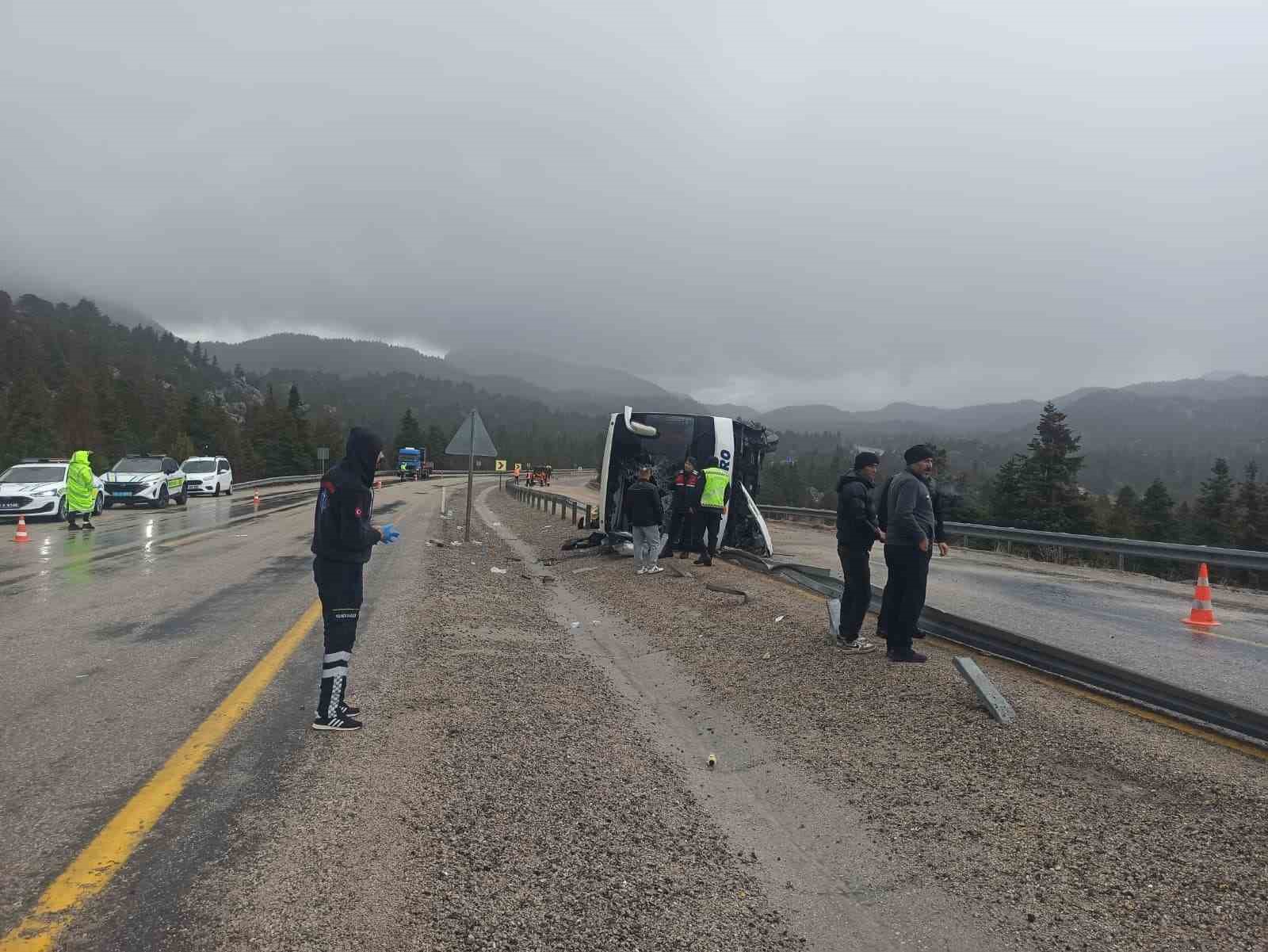 Konya&rsquo;da yolcu otob&uuml;s&uuml; devrildi: 15 yaralı

