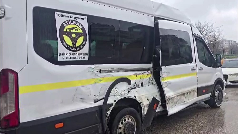 Hemzemin ge&ccedil;itte &ouml;ğrenci servisine tren &ccedil;arptı: O anlar kamerada
