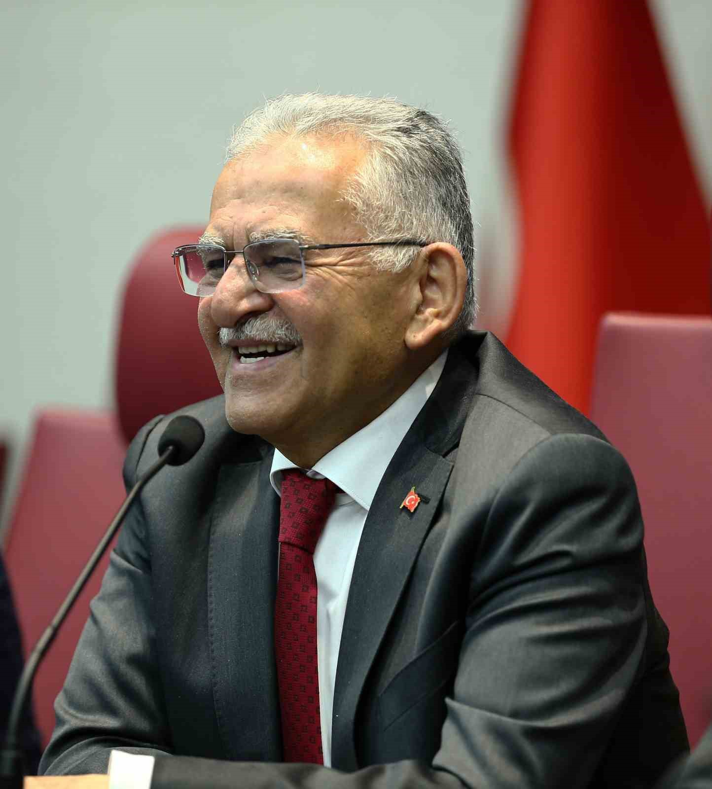 Personeliyle bayramlaşan Başkan B&uuml;y&uuml;kkılı&ccedil;: "Kayseri B&uuml;y&uuml;kşehir bir marka"
