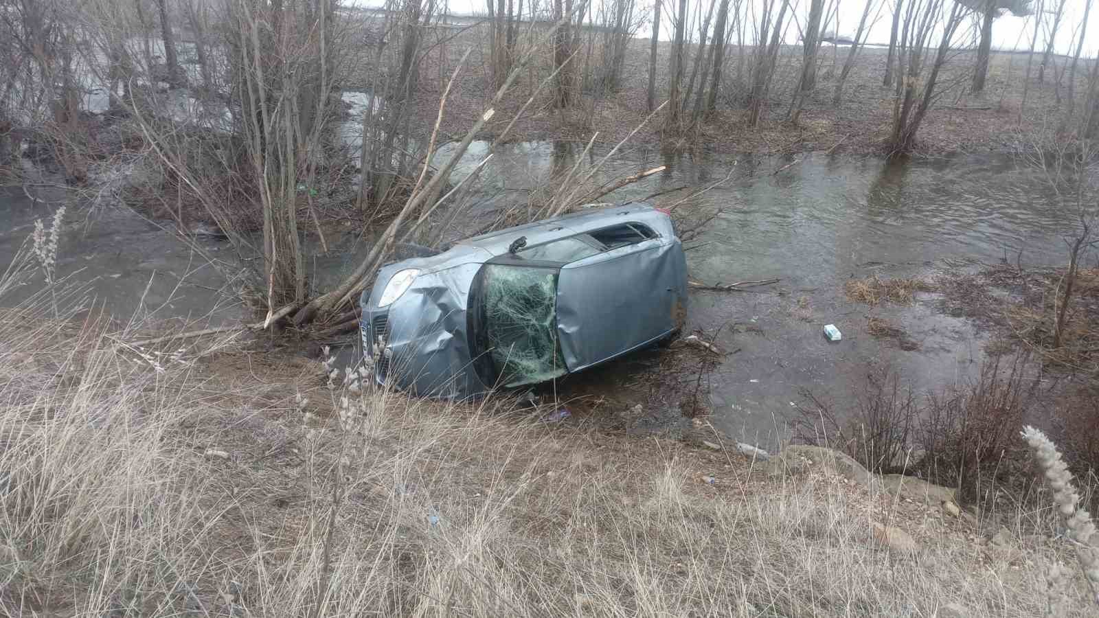 Bayburt’ta otomobil dereye uçtu: Sürücü hafif yaralandı