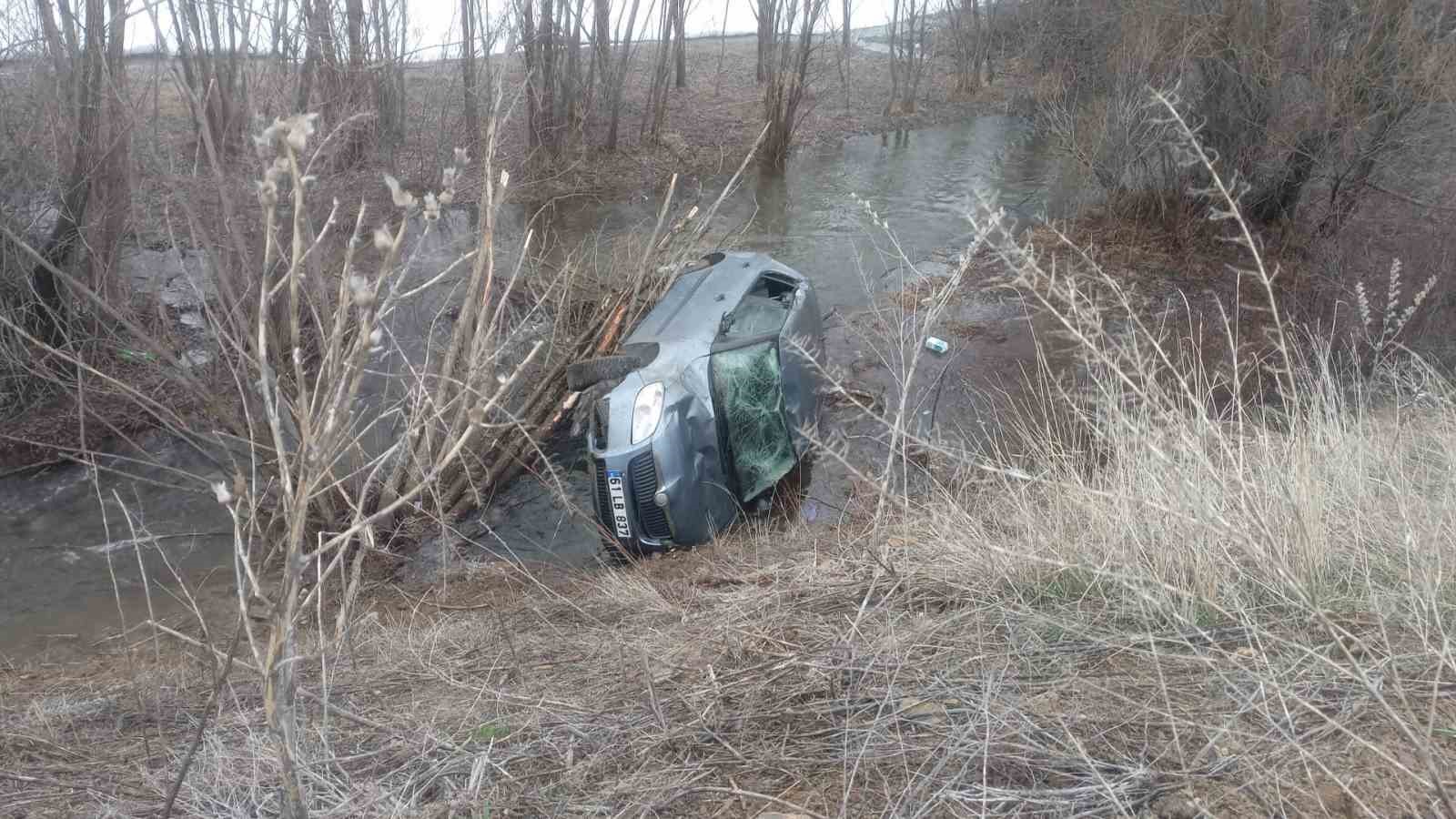 Bayburt&rsquo;ta otomobil dereye u&ccedil;tu: S&uuml;r&uuml;c&uuml; hafif yaralandı
