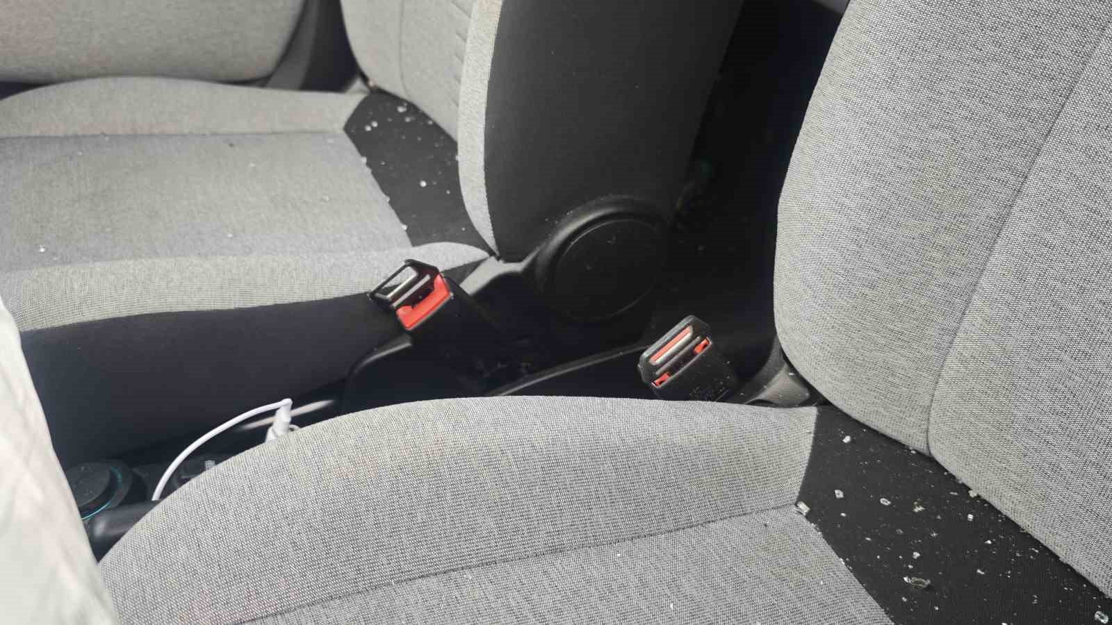 Emniyet kemerini takmayan s&uuml;r&uuml;c&uuml; ara&ccedil;tan fırladı
