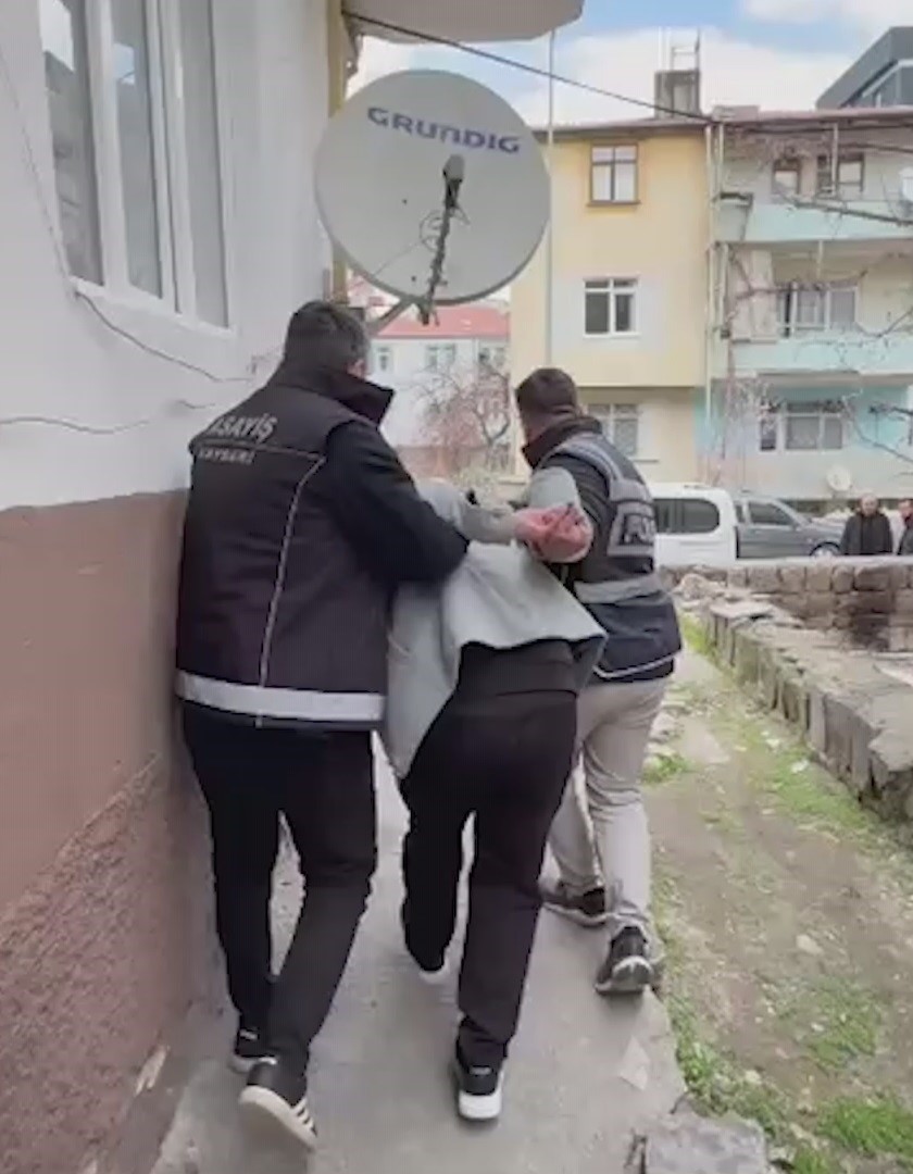 26 yıl kesinleşmiş cezası bulunan şahıs polisten ka&ccedil;amadı
