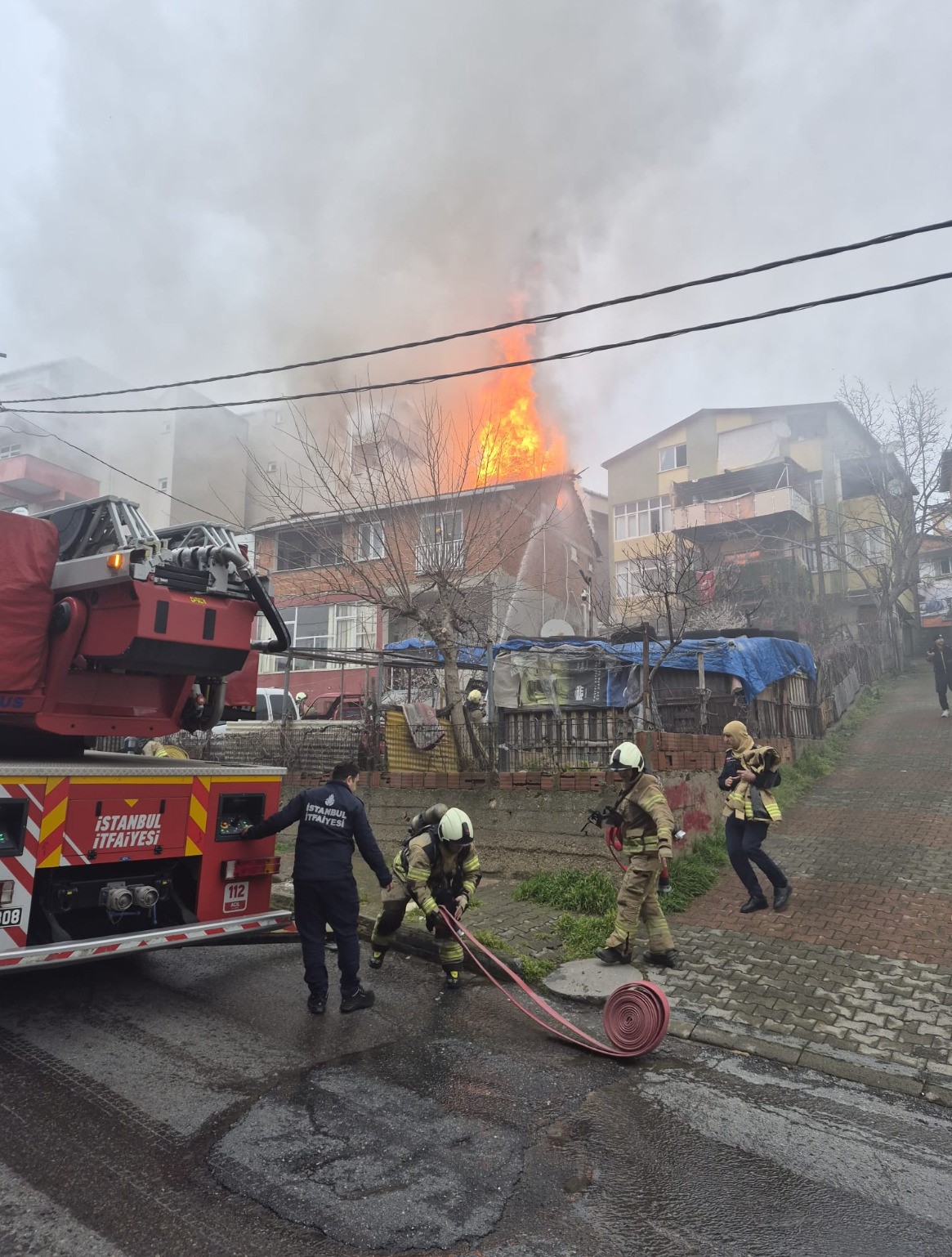 Maltepe&rsquo;de korkutan &ccedil;atı yangını: 2 kişi tahliye edildi
