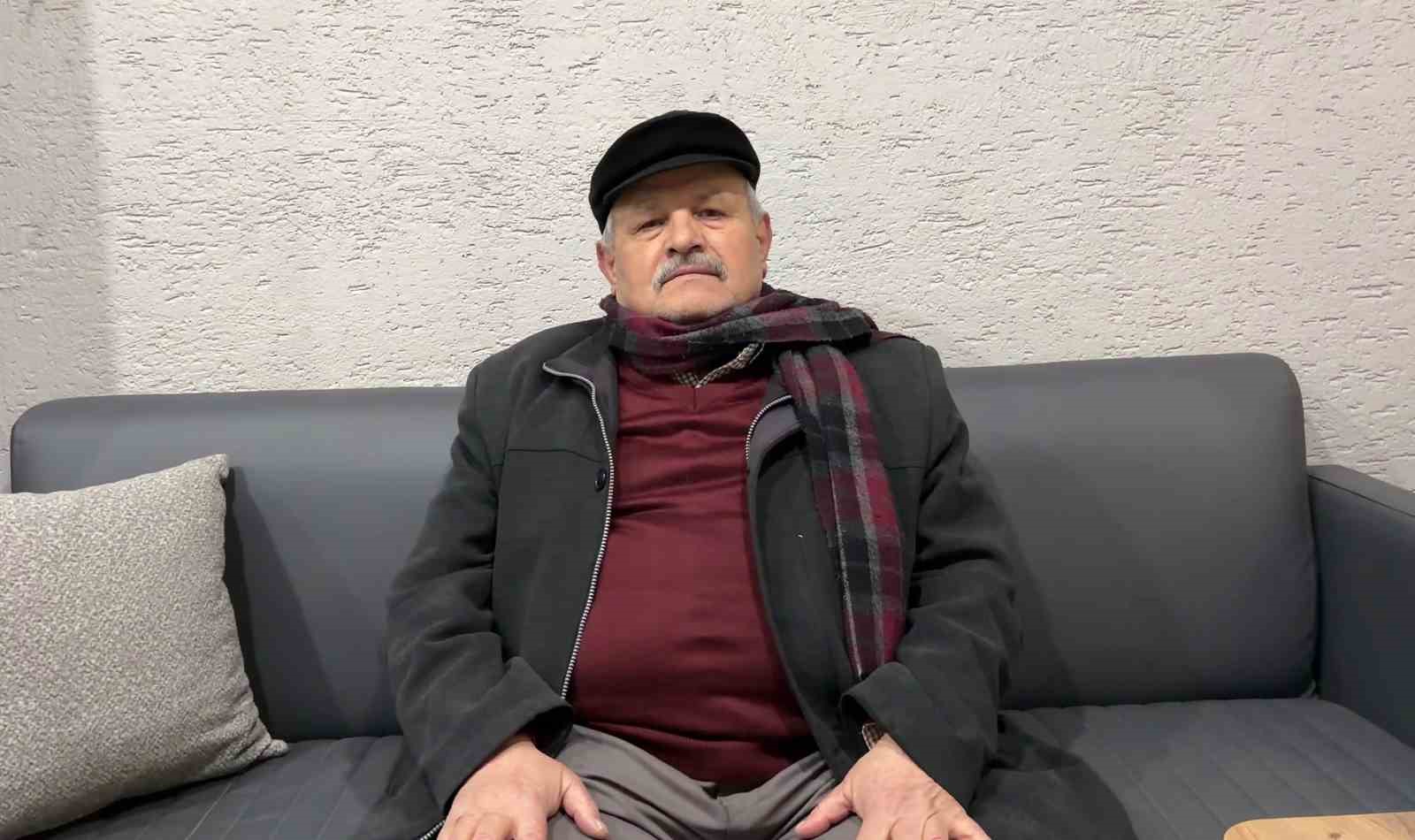 Öptü, yerine astı: "Bayrağı olmayanın milleti olmaz"