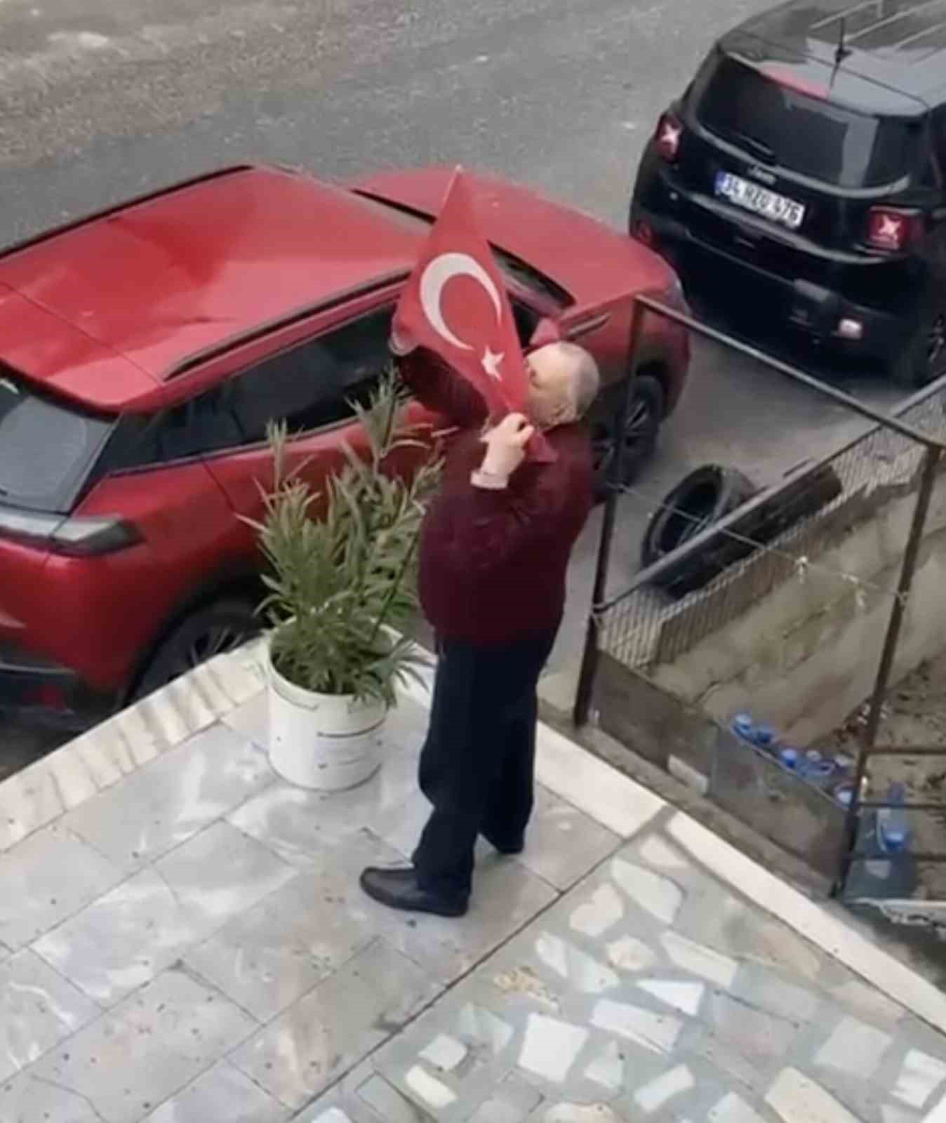 &Ouml;pt&uuml;, yerine astı: "Bayrağı olmayanın milleti olmaz"
