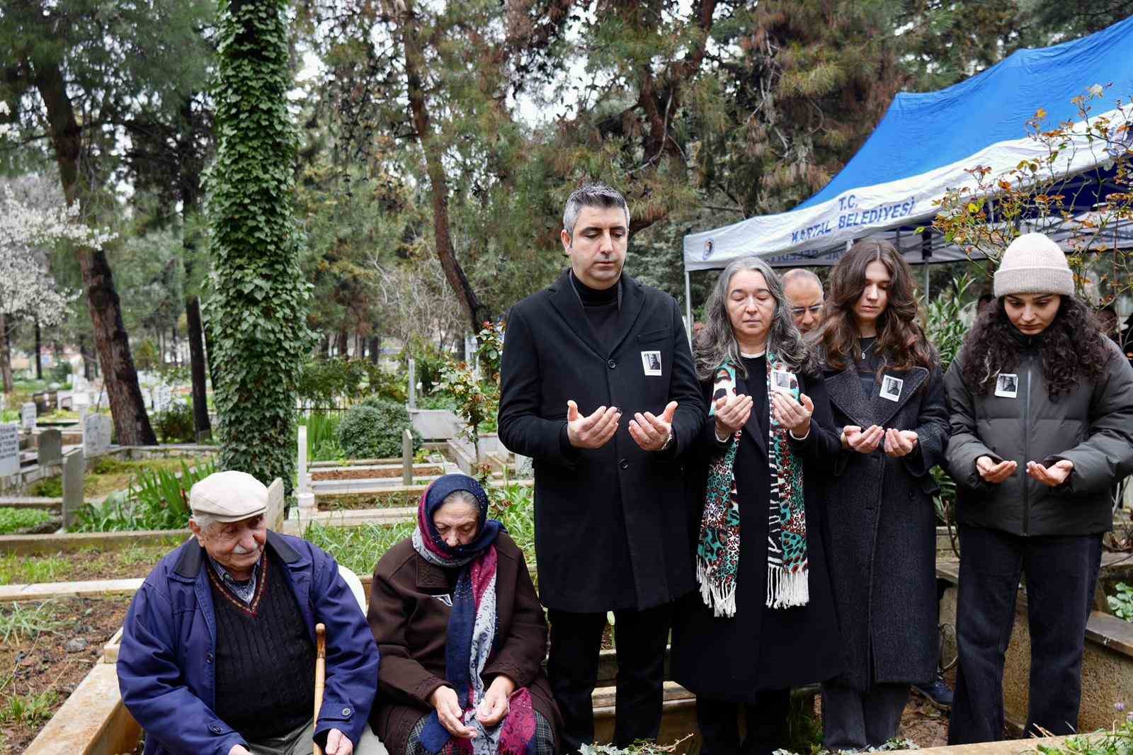Merhum H&uuml;seyin G&uuml;ler vefatının ikinci yılında Kartal&rsquo;da mezarı başında anıldı

