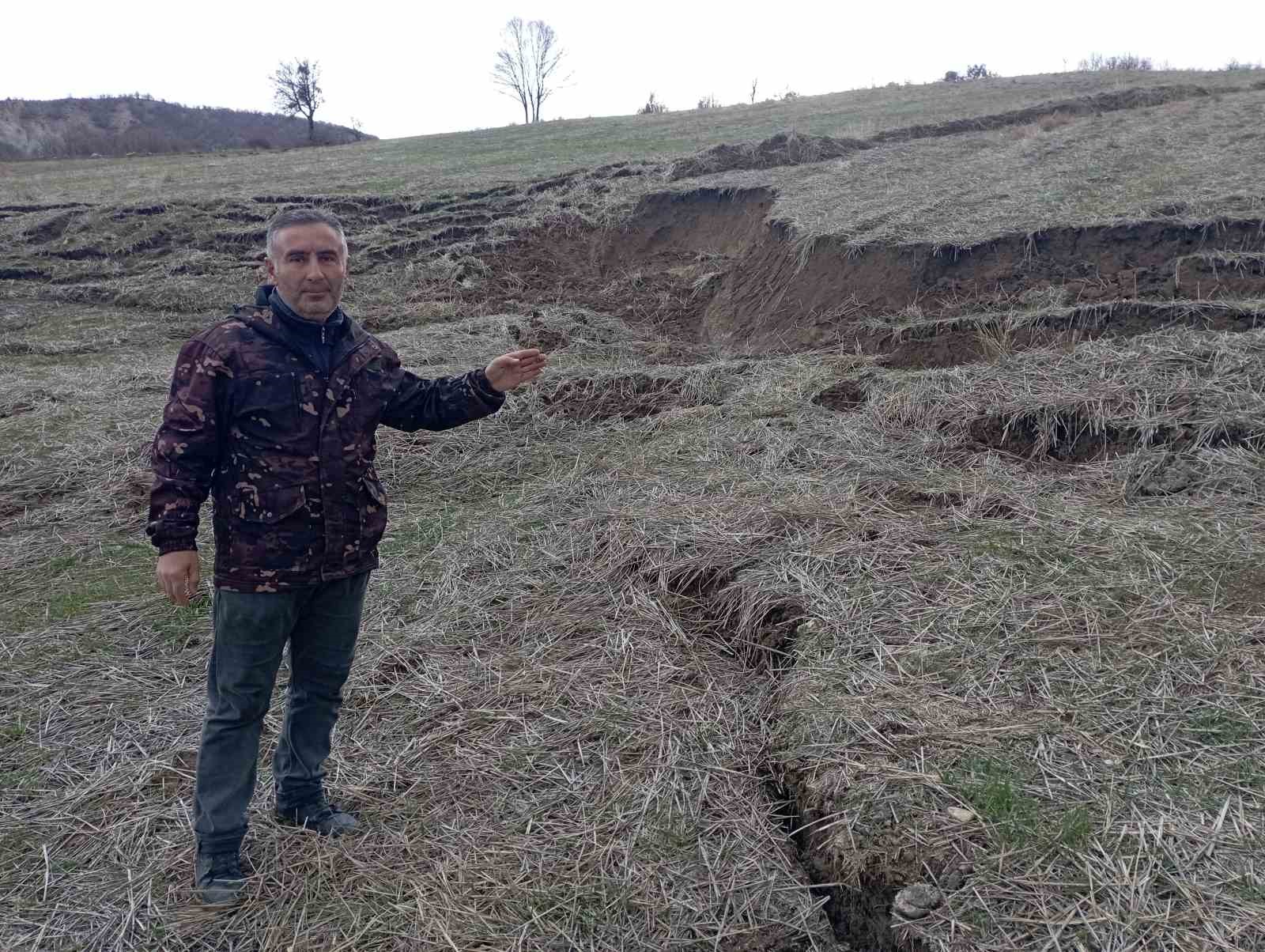 Tokat&rsquo;ta yağış sonrası heyelan tarlayı kullanılamaz hale getirdi
