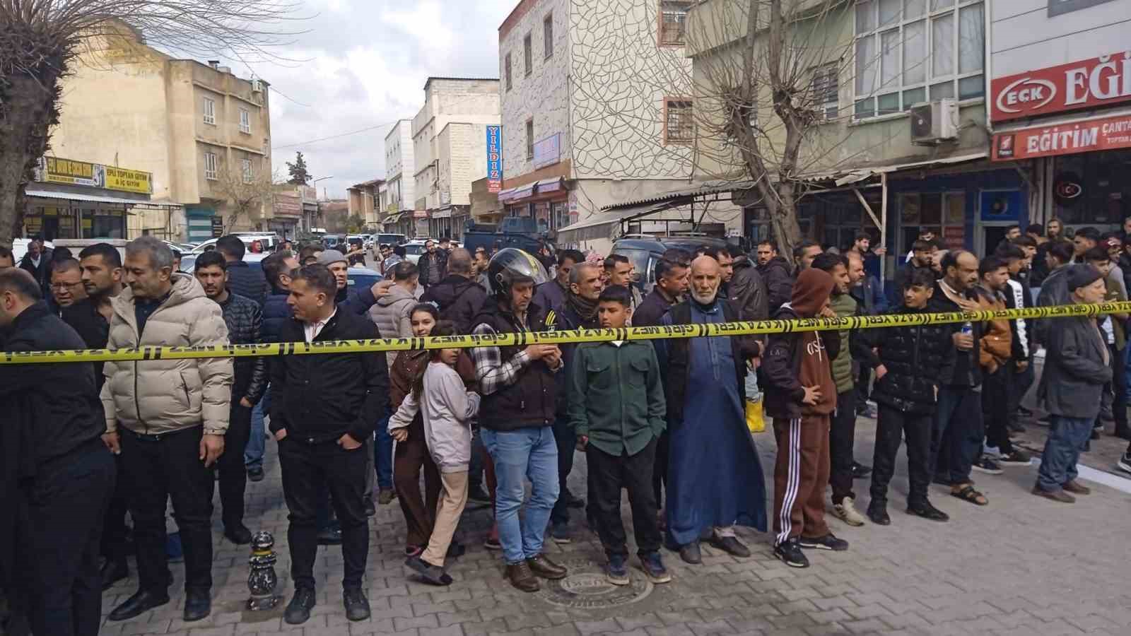 Elektrik panosu alev aldı, 3 ara&ccedil; zarar g&ouml;rd&uuml;
