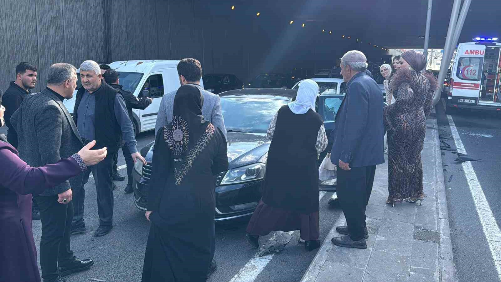 Diyarbakır&rsquo;da d&uuml;ğ&uuml;n konvoyunda kaza: 3 yaralı
