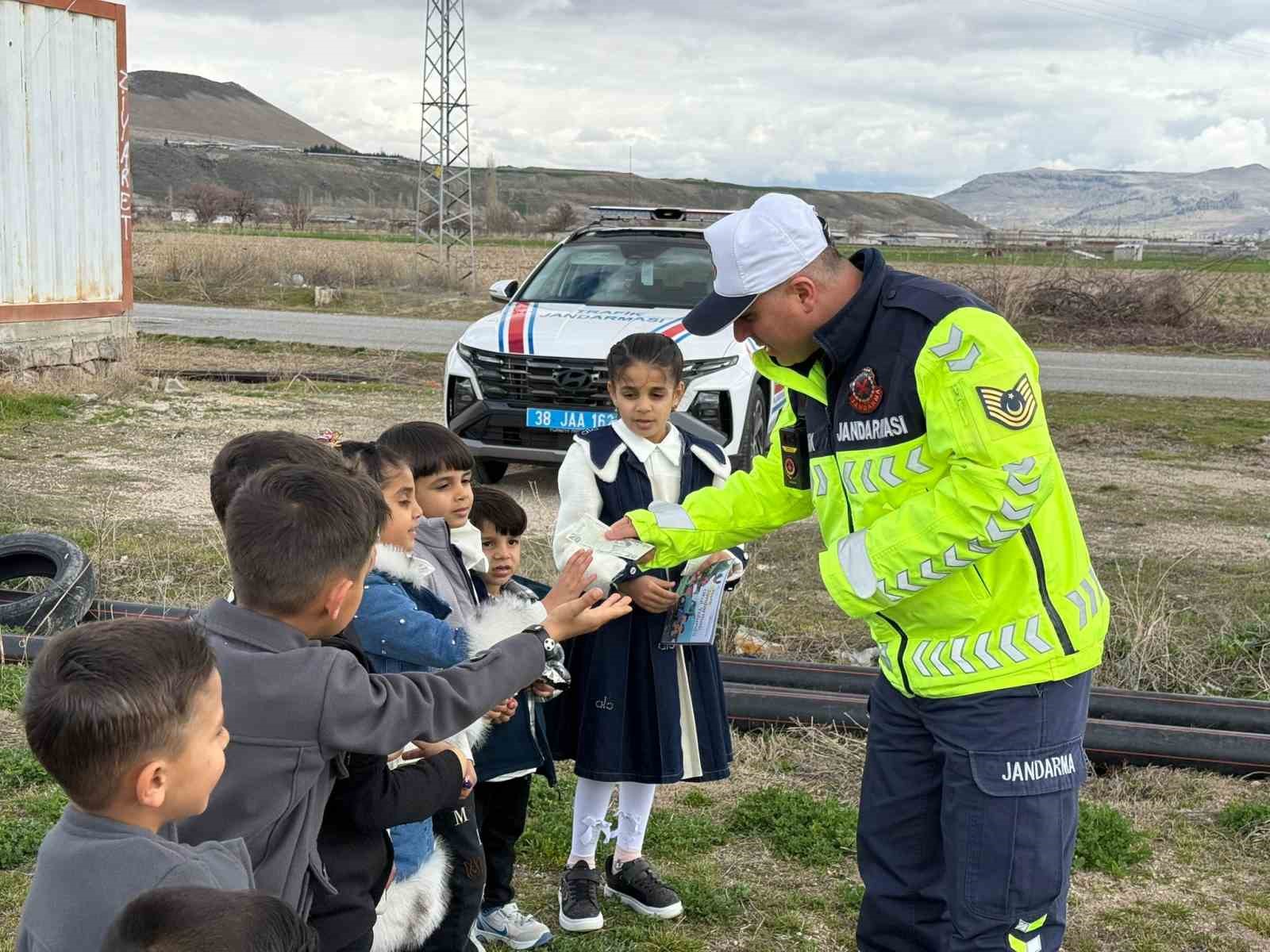 &Ccedil;ocukların bayram har&ccedil;lıkları jandarmadan
