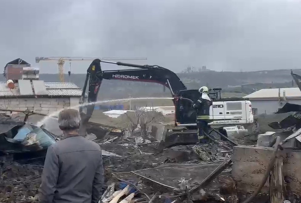 Ahırda &ccedil;ıkan yangında &ccedil;ok sayıda hayvan telef oldu
