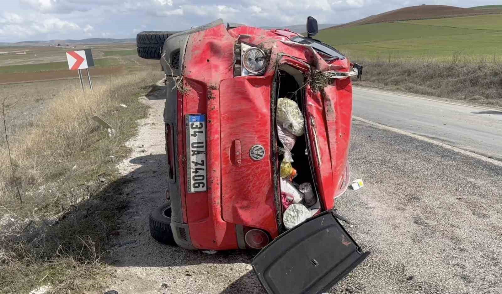 &Ccedil;orum&rsquo;da takla atan otomobildeki 3 kişi yaralandı
