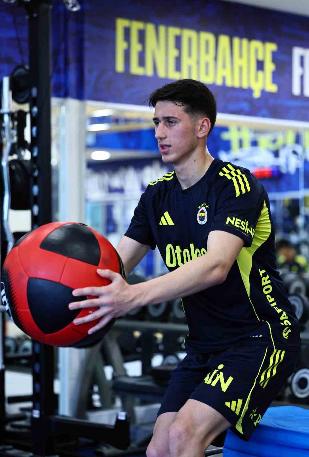 Fenerbah&ccedil;e, g&uuml;n&uuml; &ccedil;ift antrenmanla tamamladı
