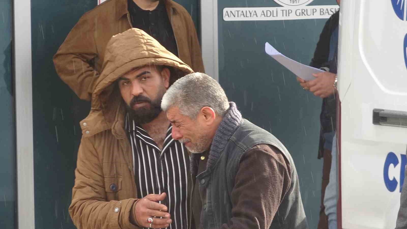 Babanın en ağır yükü: Kızı ve 5 torununun cenazesini gözyaşlarıyla teslim aldı