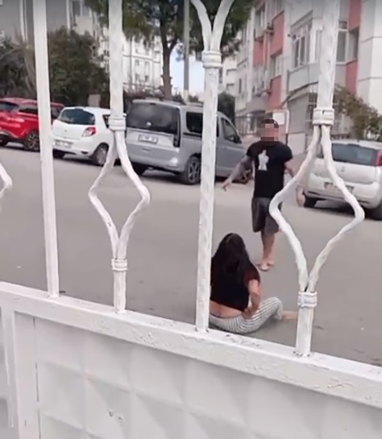 Sokak ortasında karısını dövdü, okuldaki çocuklar izledi