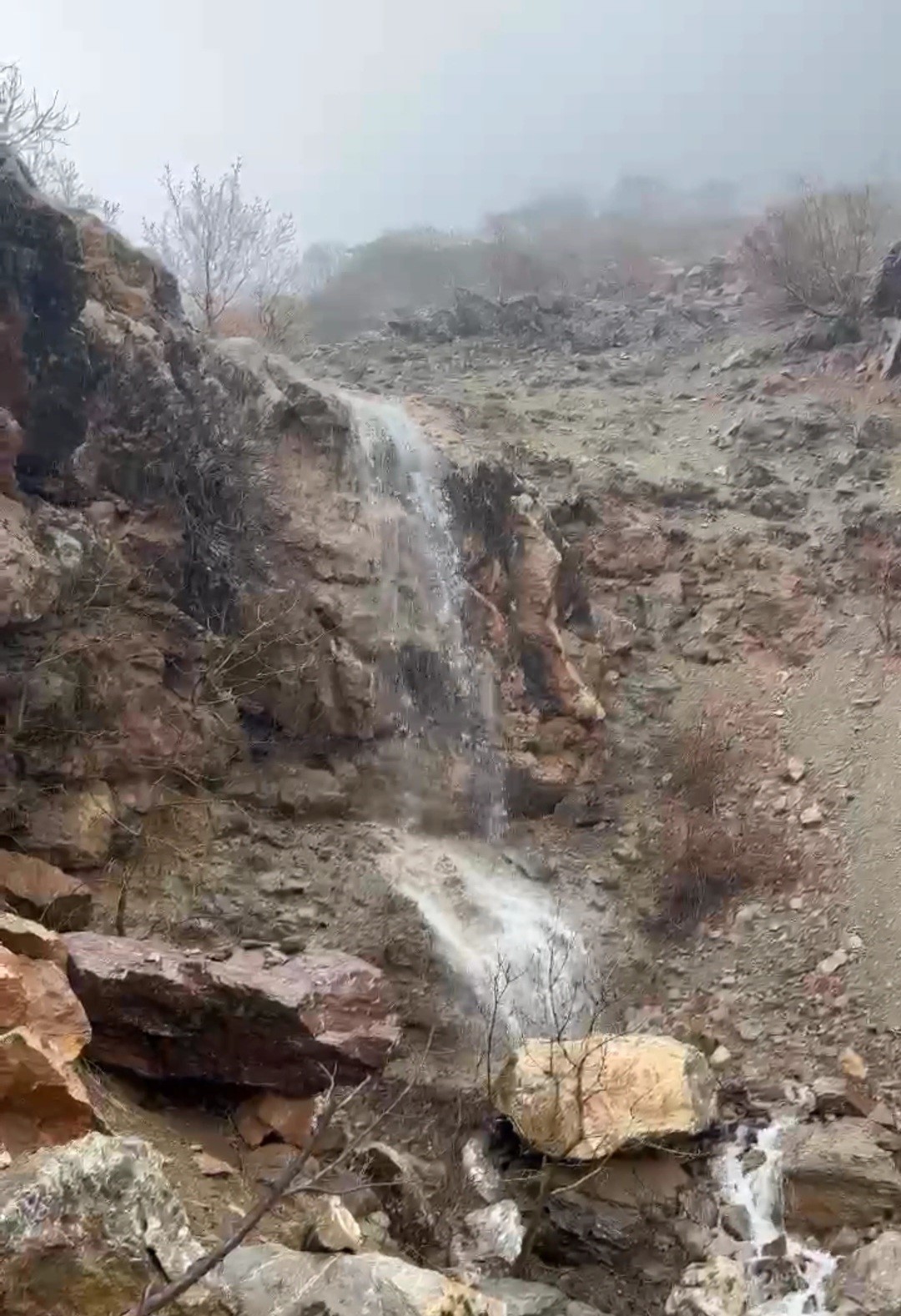 Elazığ’da yağışlar doğal şelaleler oluşturdu