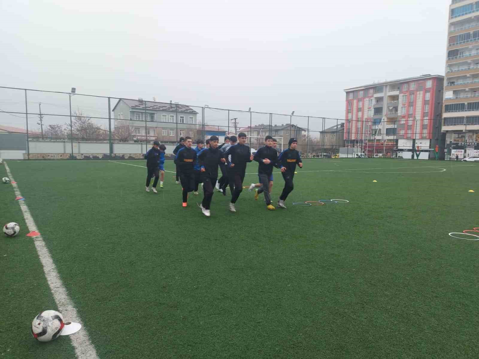 Muş&rsquo;ta futbol antrenmanları s&uuml;r&uuml;yor
