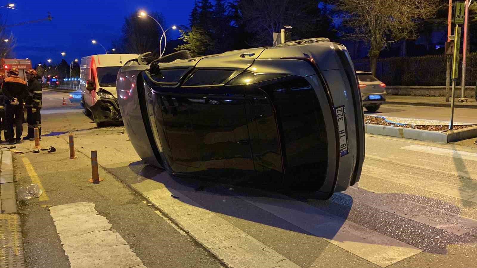 &Ccedil;orum&rsquo;da minib&uuml;sle &ccedil;arpışan cip yan yattı: 1 yaralı
