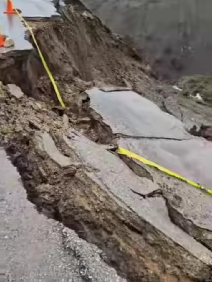 Bitlis’te yağmur sonrası köy yolunda çökme meydana geldi