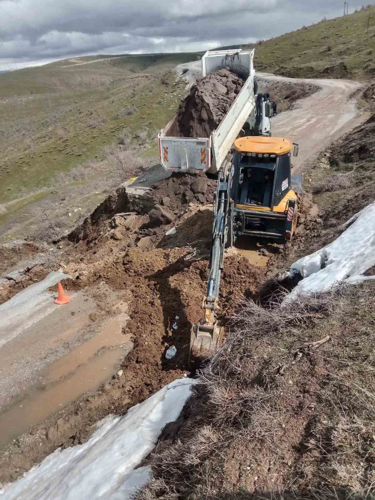 Bitlis&rsquo;te yağmur sonrası k&ouml;y yolunda &ccedil;&ouml;kme meydana geldi

