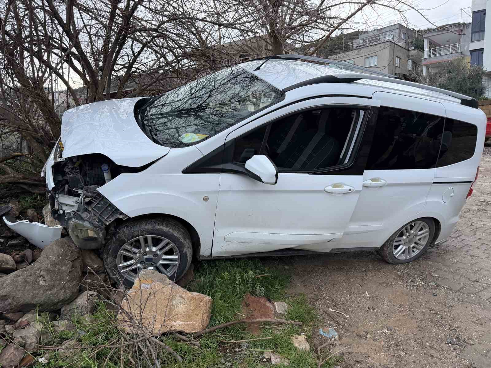 Freni boşalan hafif ticari araç ağaca çarptı: 1 yaralı