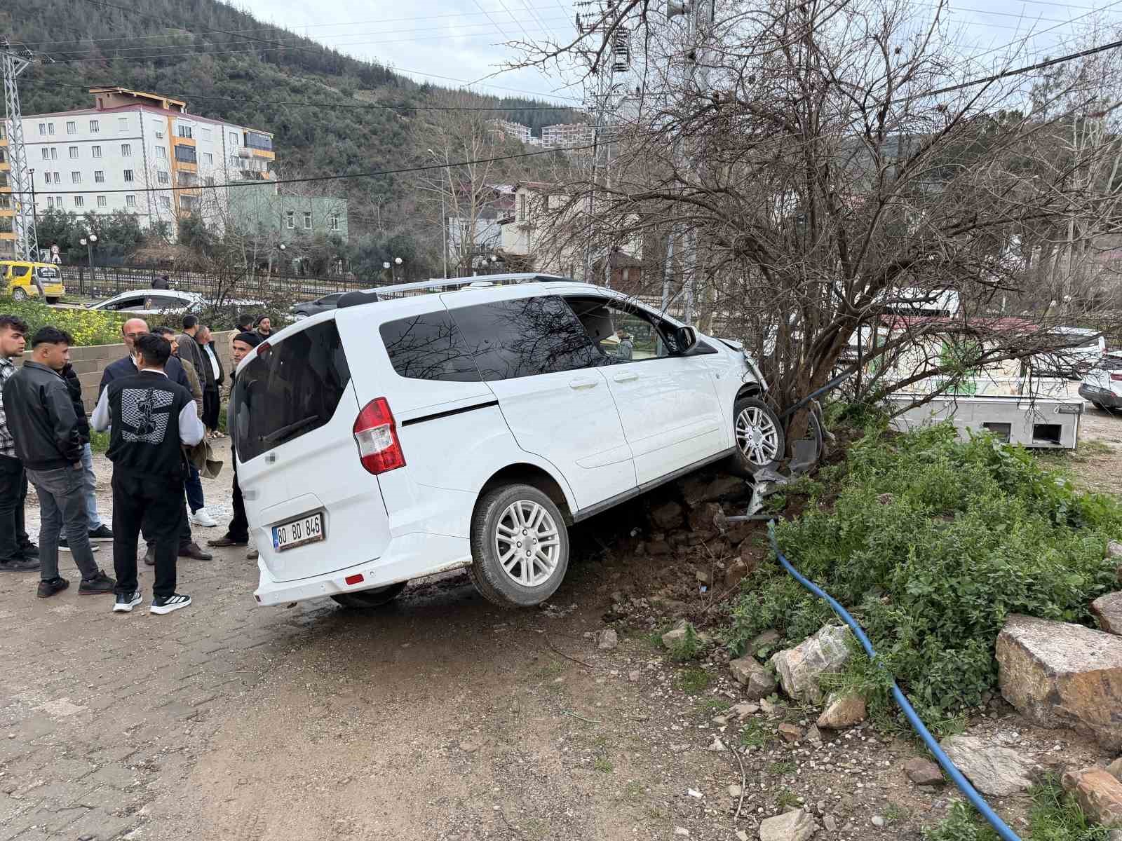 Freni boşalan hafif ticari ara&ccedil; ağaca &ccedil;arptı: 1 yaralı
