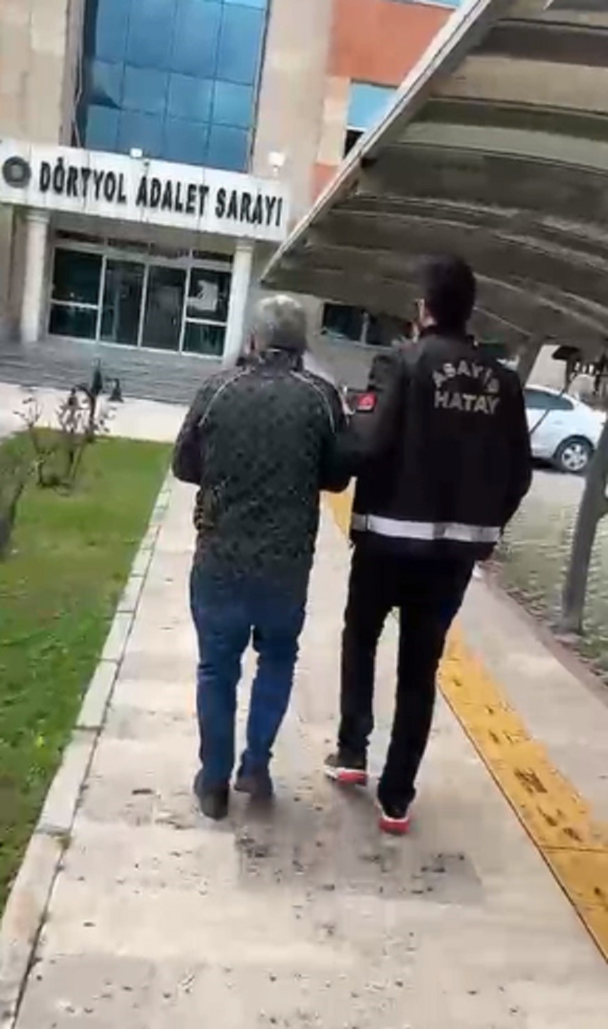 D&ouml;rtyol ara&ccedil;tan 100 bin lira para &ccedil;alan ş&uuml;pheli yakalandı
