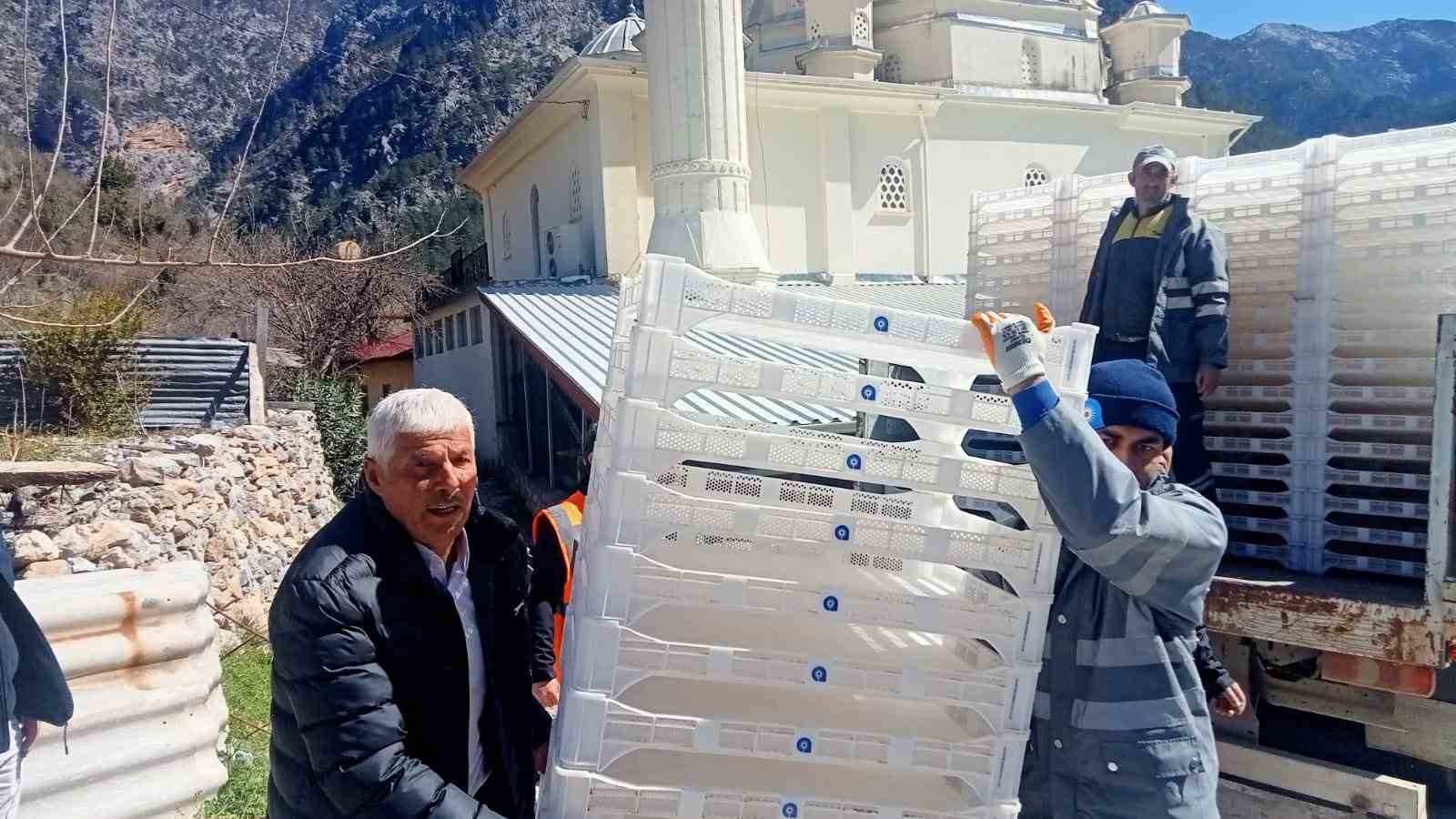 B&uuml;y&uuml;kşehir&rsquo;den &uuml;reticilere ipekb&ouml;ceği besleme tablası desteği
