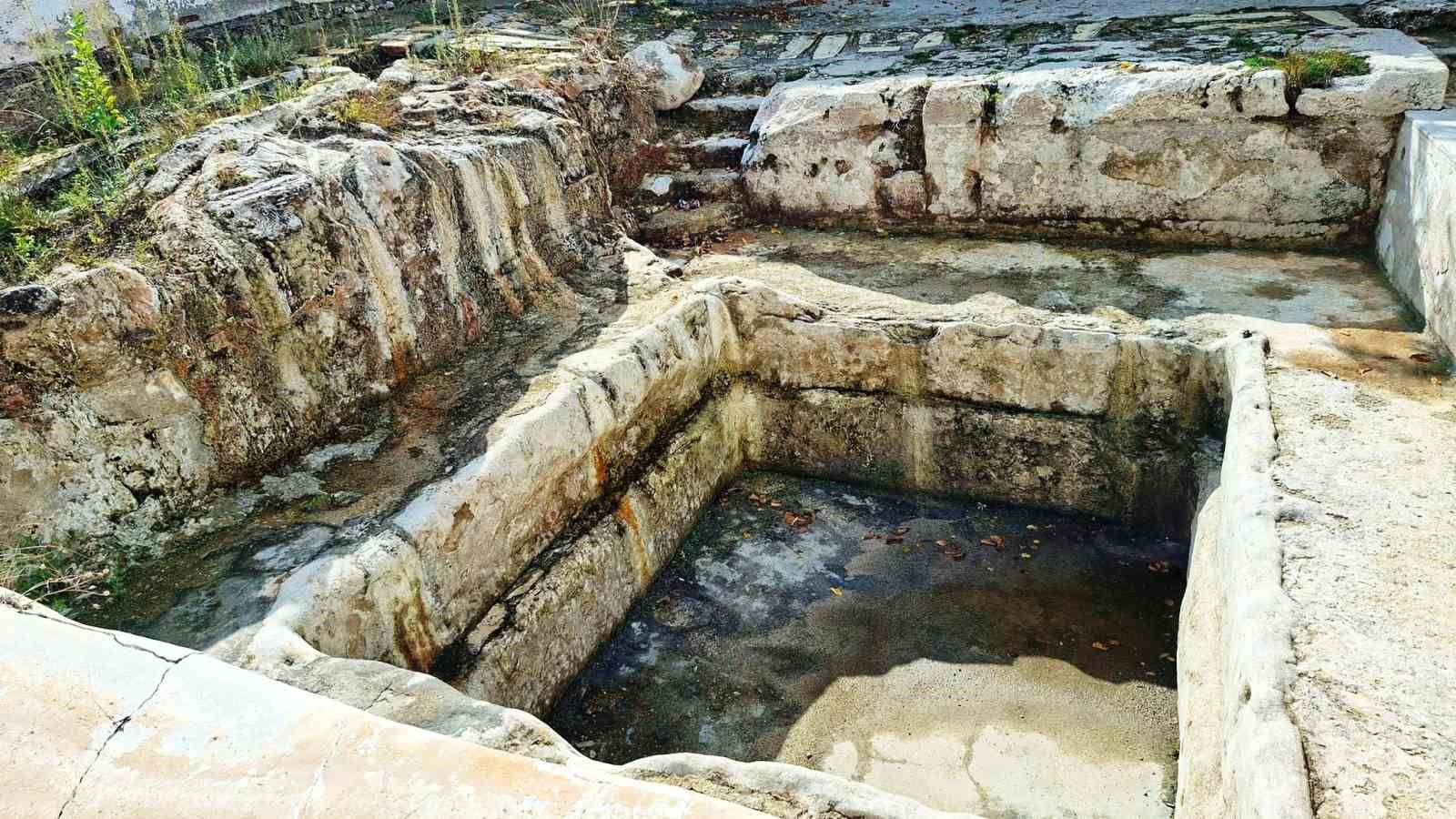 Hisarcık’taki tarihi Roma hamamı bakımsızlıktan yok oluyor