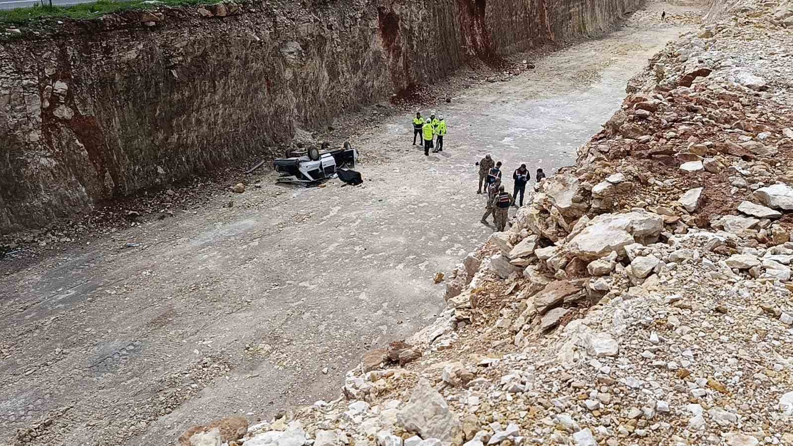 Otomobil 10 metrelik &ccedil;ukura d&uuml;şt&uuml;: 1 &ouml;l&uuml;, 1 yaralı
