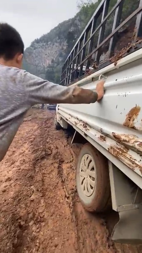 Heyelan sonrası yol &ccedil;amura bulandı, offroad yarışlarını aratmayan g&ouml;r&uuml;nt&uuml;ler ortaya &ccedil;ıktı
