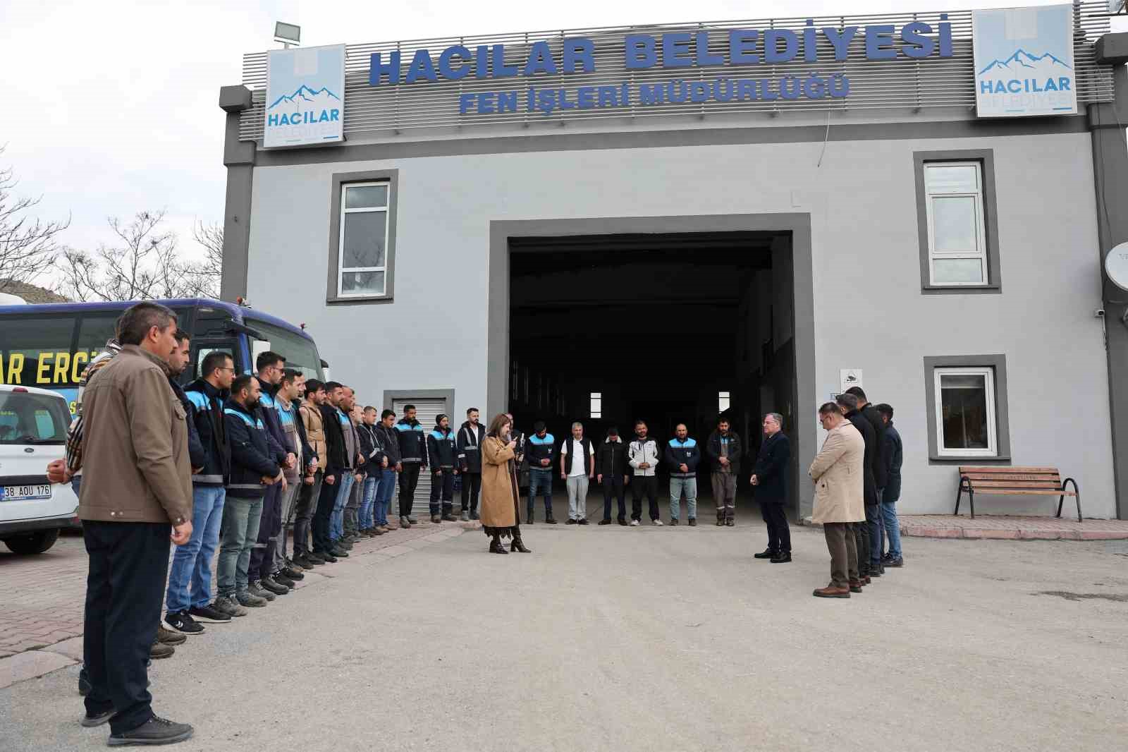 Hacılar Belediyesi personeli mesai başlangıcında bayramlaştı
