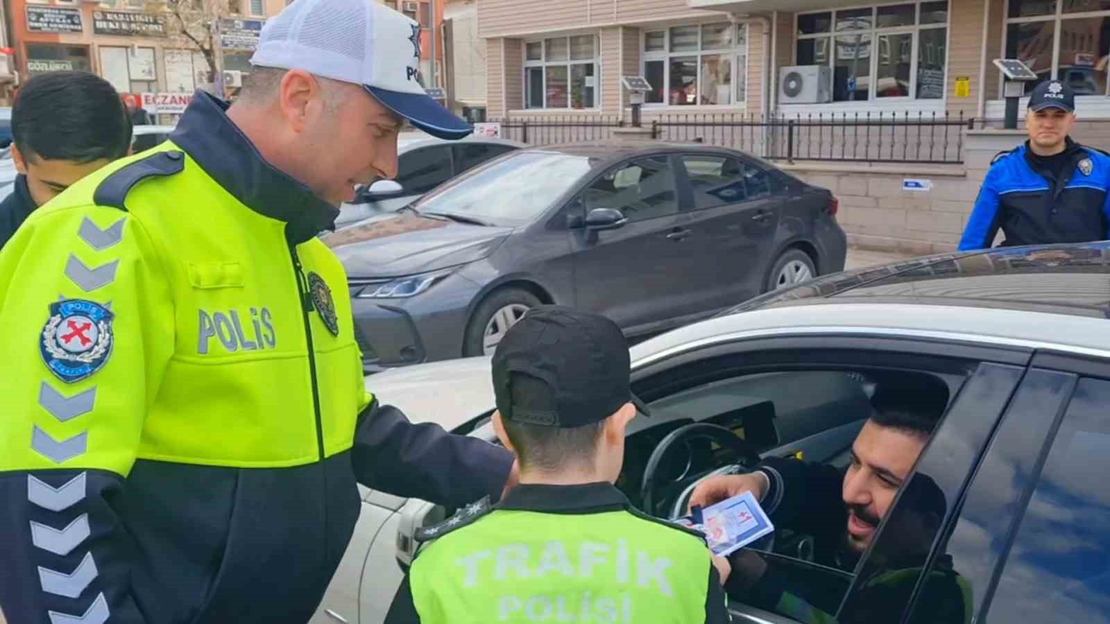 Polis &uuml;niforması giyen &ouml;zel &ouml;ğrenciler s&uuml;r&uuml;c&uuml;lere trafik kurallarını hatırlattı
