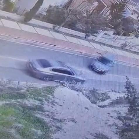 &Ccedil;eşme&rsquo;de kaza yapan s&uuml;r&uuml;c&uuml;ye yumruklu saldırı kamerada
