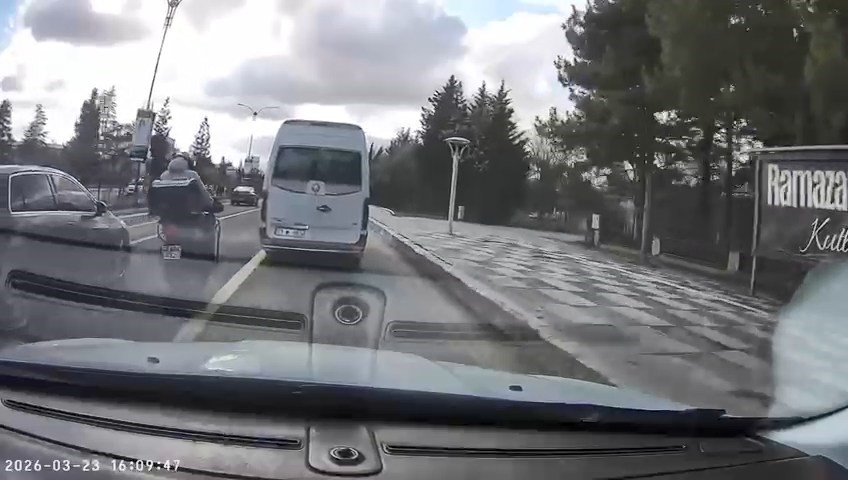Motosiklet sürücüsünün tehlikeli anları kameraya yansıdı