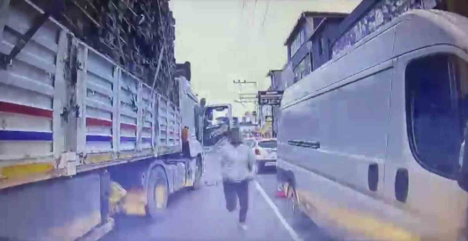 Trafikte bı&ccedil;akla dehşet yaşatan baba-oğula 363 bin TL ceza
