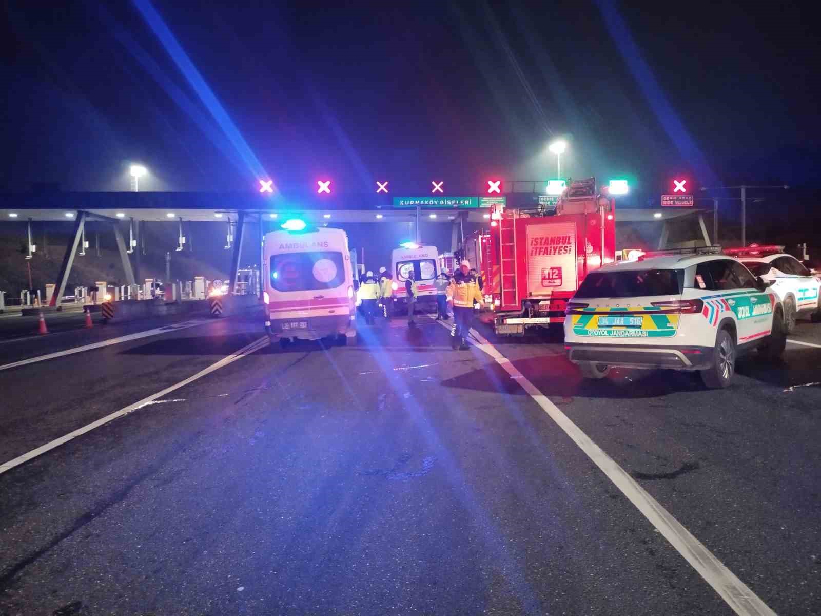 Kuzey Marmara Otoyolu Kurnak&ouml;y gişelerinde otomobil takla attı: 2 yaralı
