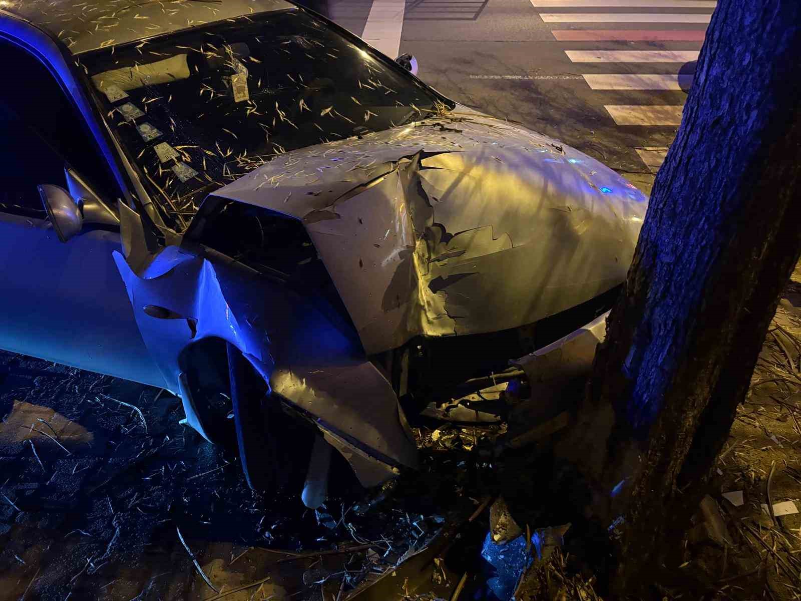 Kaldırıma &ccedil;ıkan otomobil ağaca &ccedil;arptı: 2 yaralı
