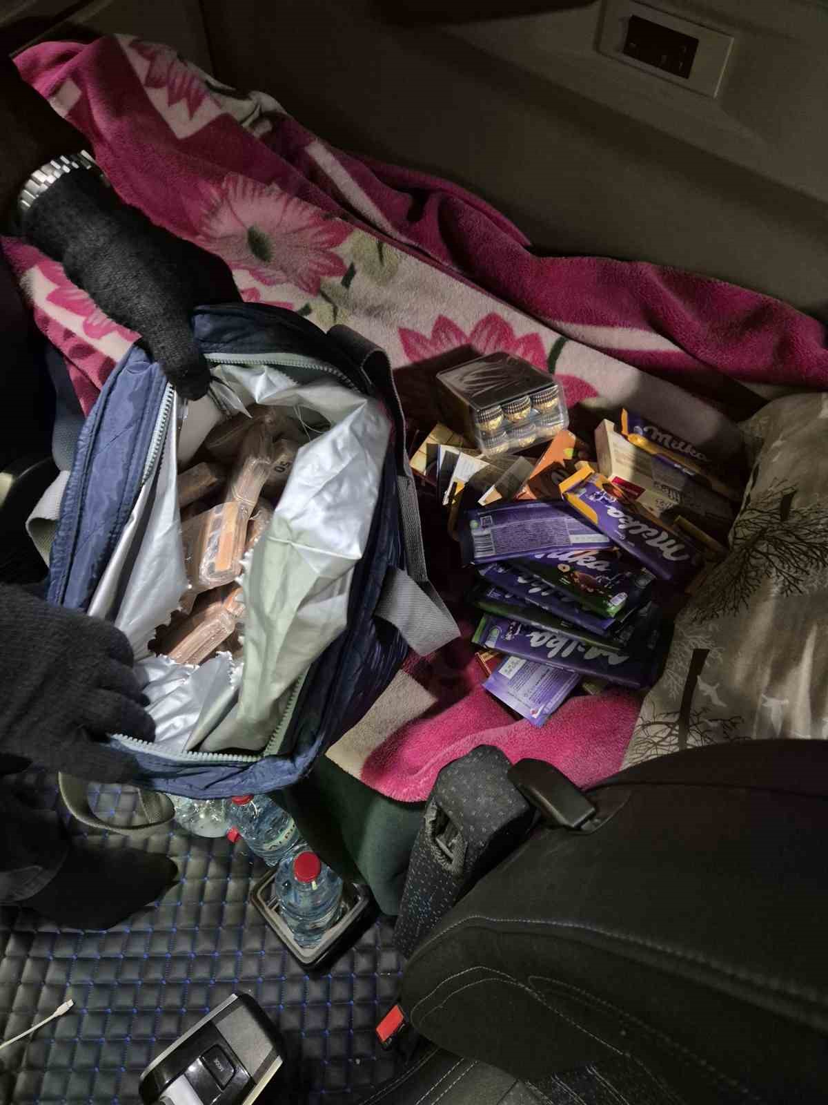 &Ccedil;ikolata  dolu &ccedil;antadan 220 bin Euro &ccedil;ıktı
