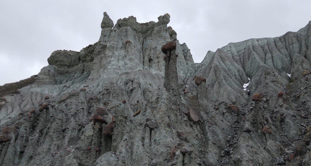 Erzincan&rsquo;da peri bacalarını andıran doğal oluşumlar ilgi g&ouml;r&uuml;yor
