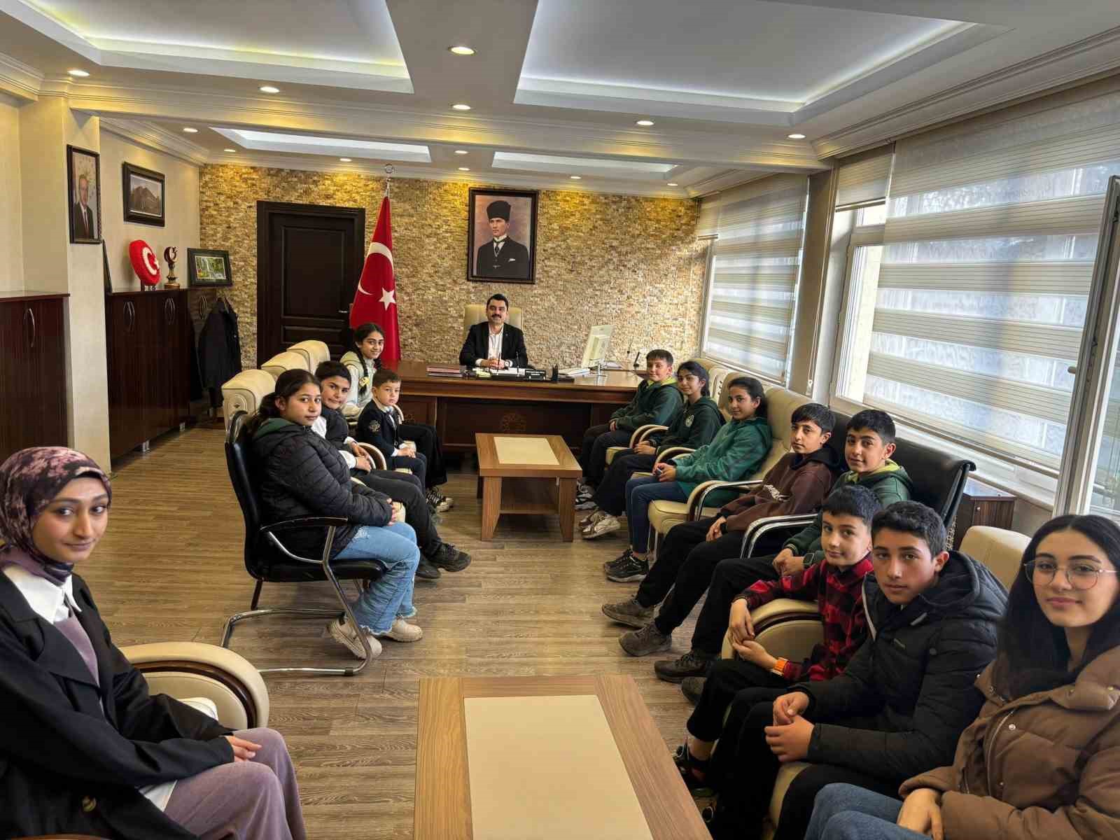 Susuz&rsquo;da &ouml;ğrencilerden kaymakama anlamlı ziyaret
