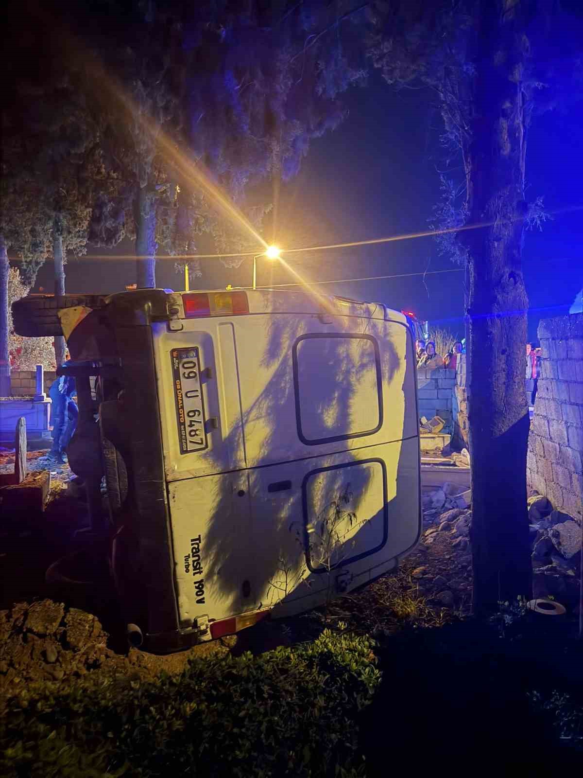 K&ouml;şk&rsquo;te minib&uuml;s mezarlığa u&ccedil;tu: 3 yaralı
