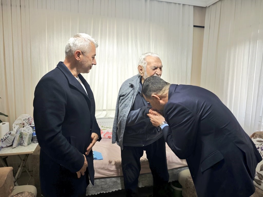 &Ouml;zt&uuml;rk&rsquo;ten hastalara moral ve destek

