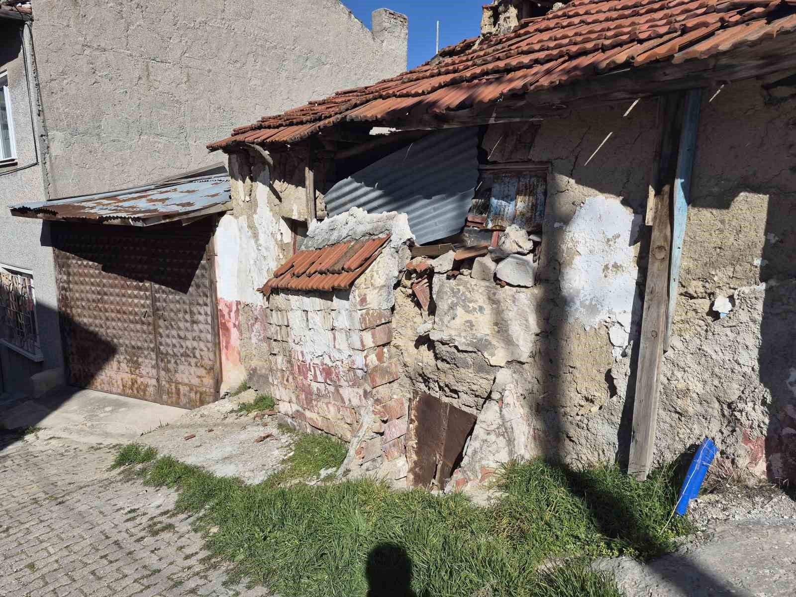 Metruk ev &ccedil;evreye tehlike sa&ccedil;ıyor
