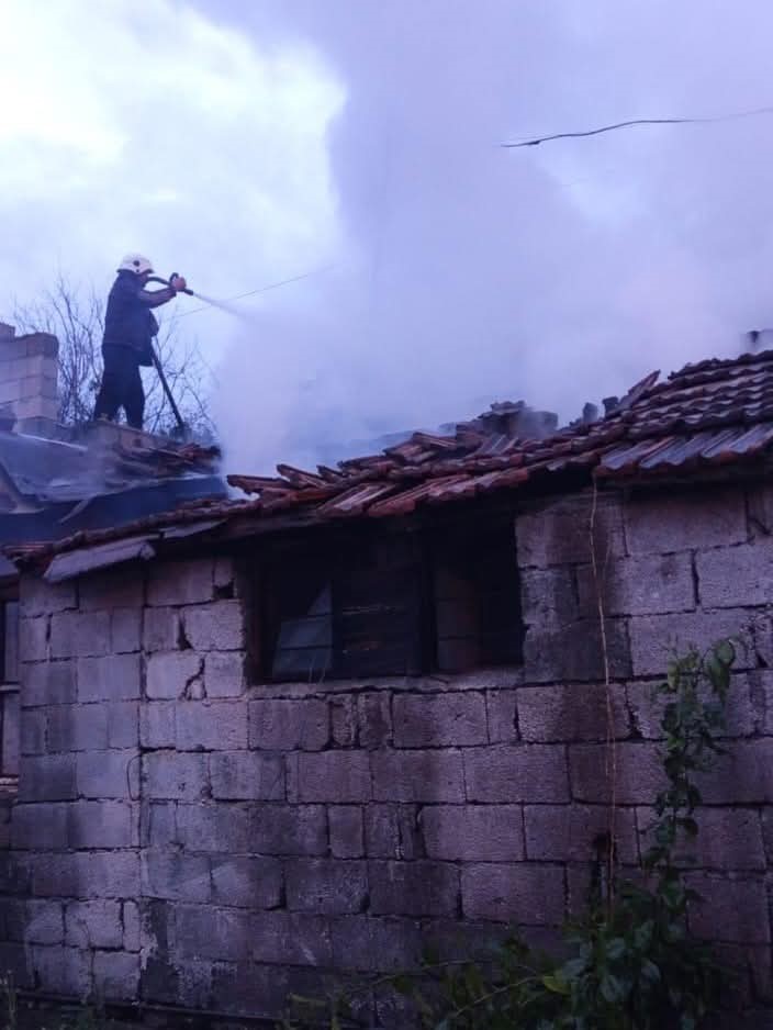 D&ouml;rtyol&rsquo;da metruk bina yangını
