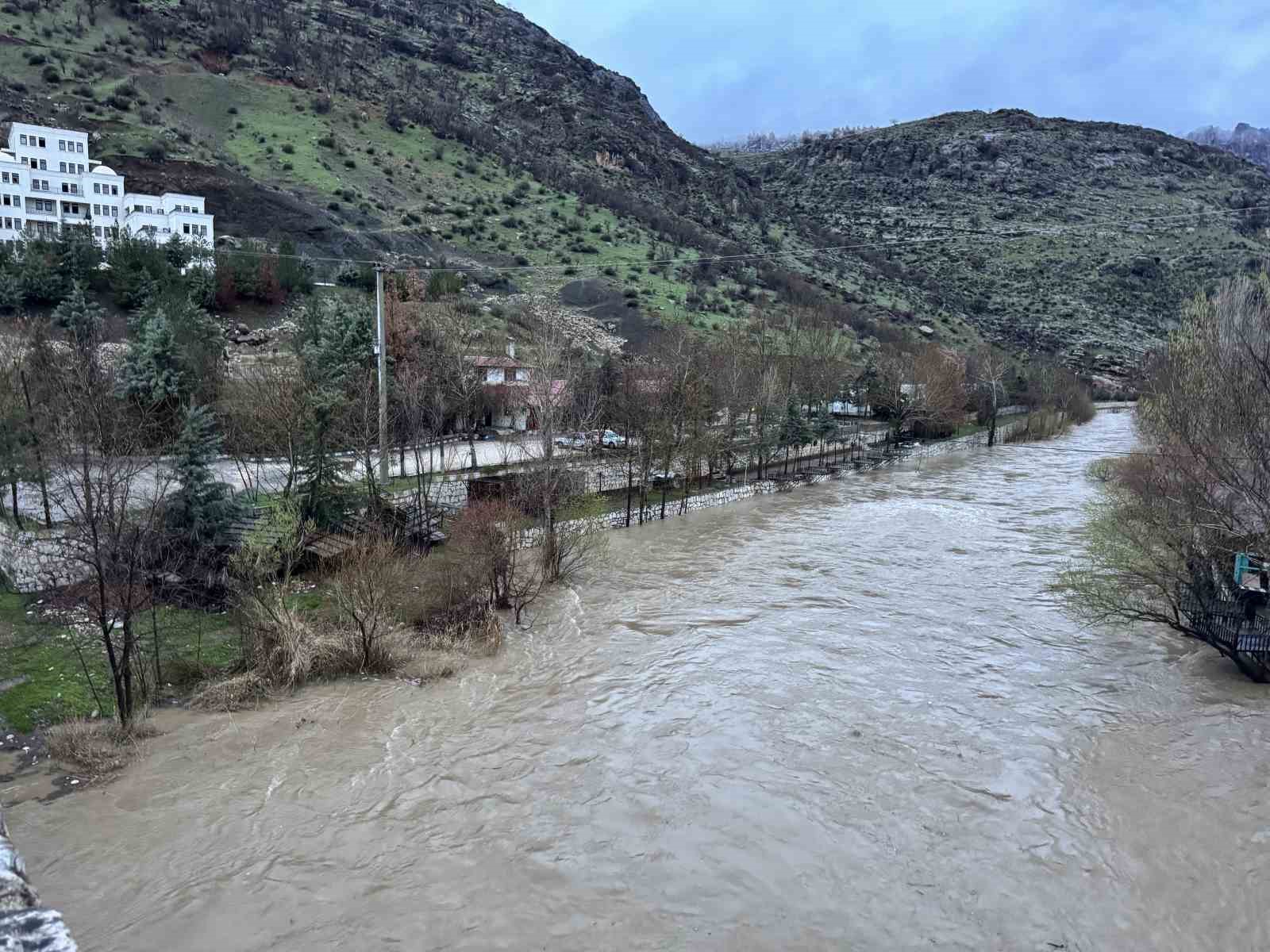 Diyarbakır&rsquo;da sağanak nedeniyle akarsuların debileri arttı
