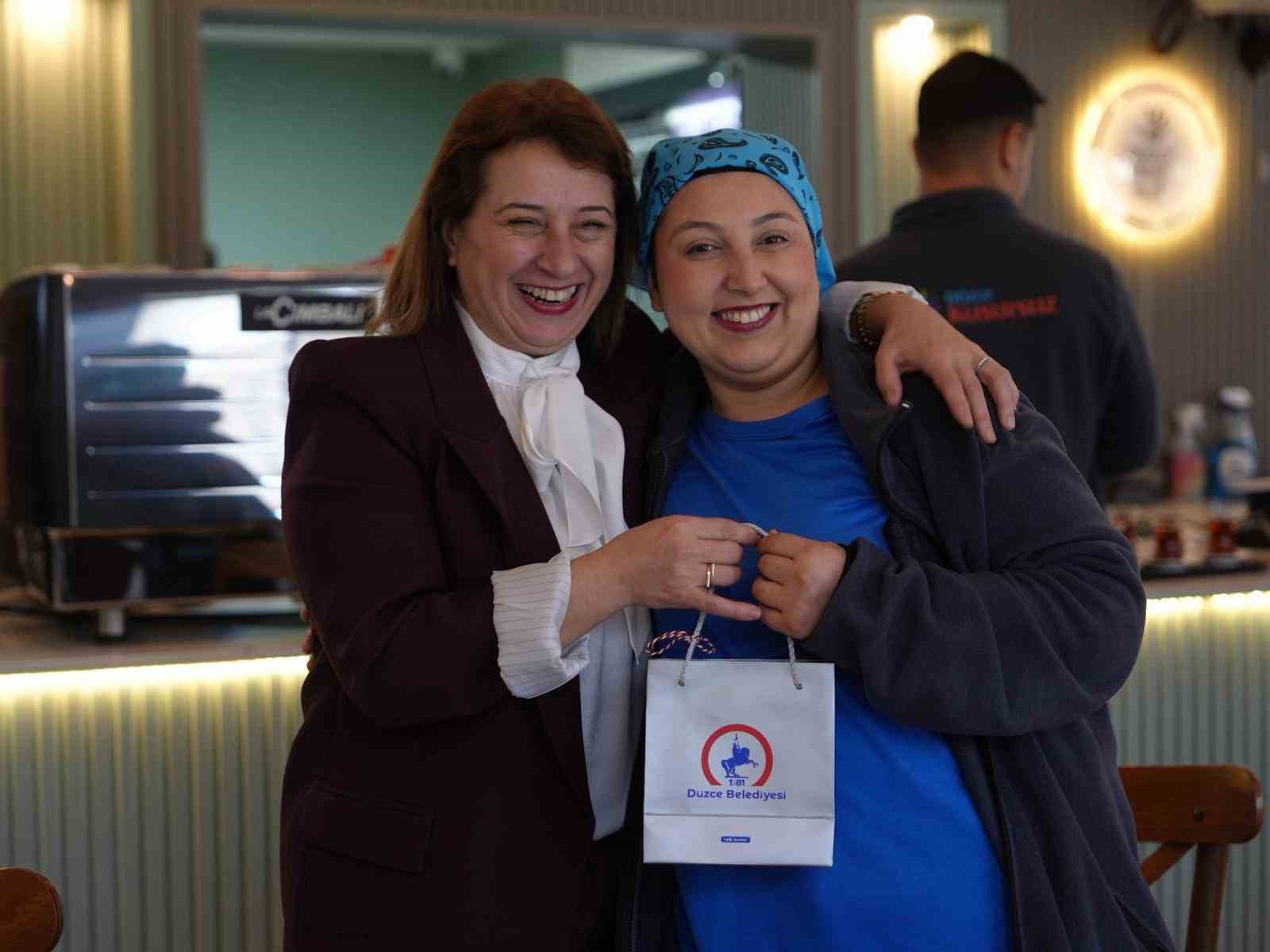 &Uuml;nl&uuml; oyuncu &Ccedil;elebi down sedromlu bireylerin &ccedil;alıştığı kafede
