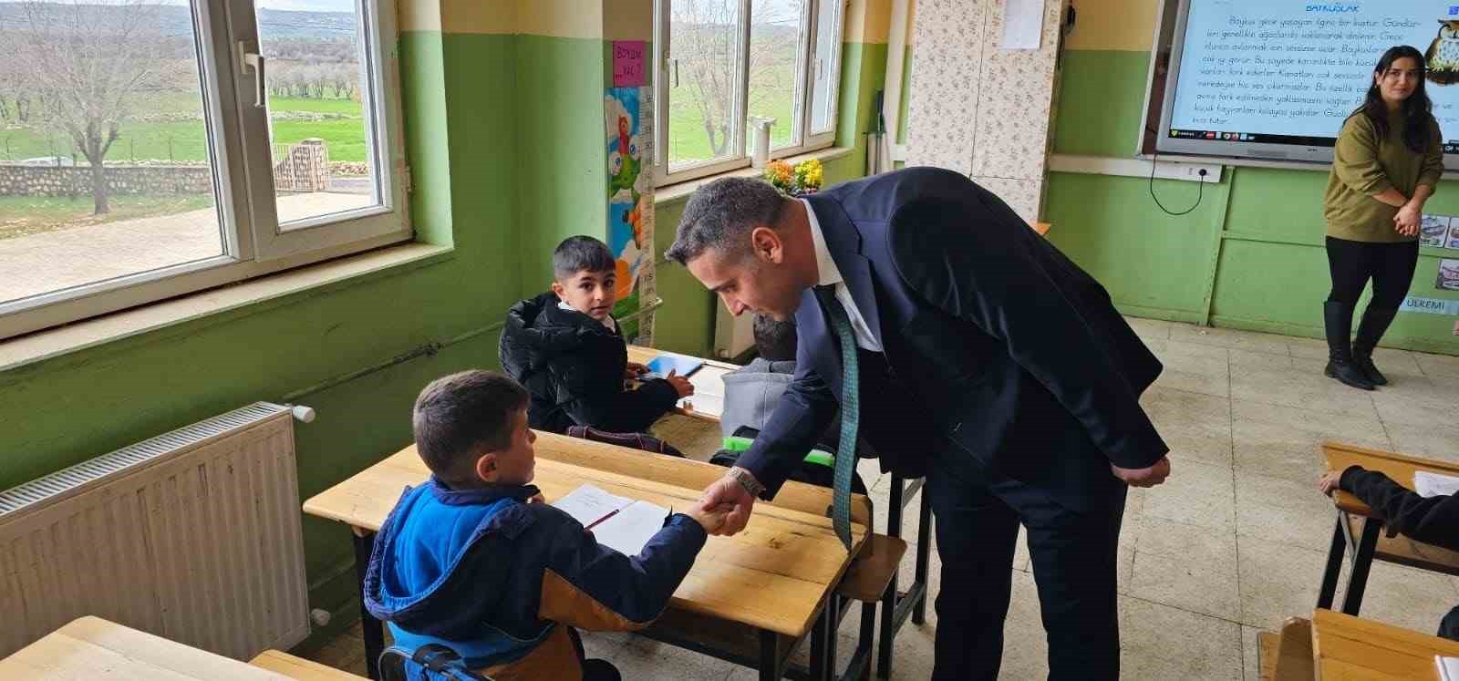 Dicle İl&ccedil;e Milli Eğitim M&uuml;d&uuml;r&uuml; Sel&ccedil;uk, &ouml;ğrenci ve &ouml;ğretmenlerle buluştu
