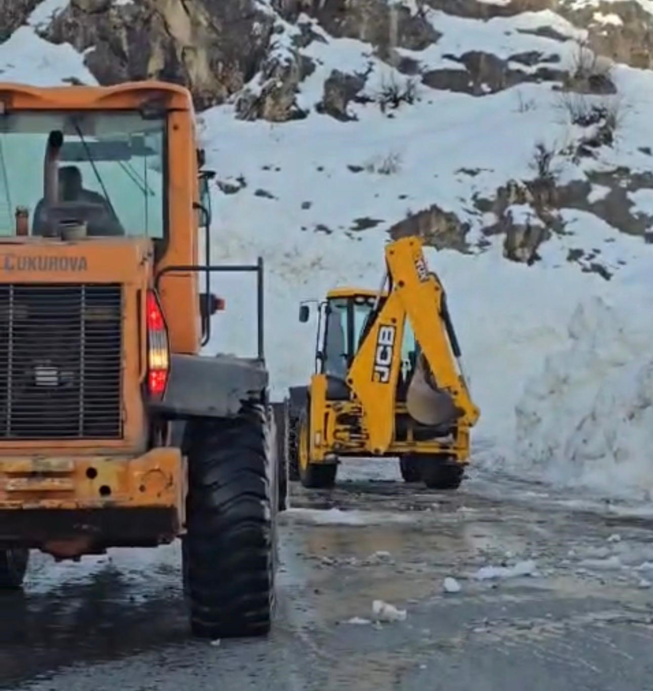 &Ccedil;ığın d&uuml;şt&uuml;ğ&uuml; Şırnak-Hakkari yolu ulaşıma a&ccedil;ıldı
